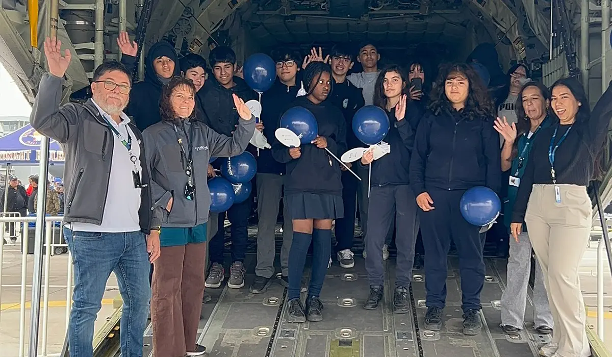 Alumnos del Colegio Lo Barnechea visitaron la FIDAE 2026