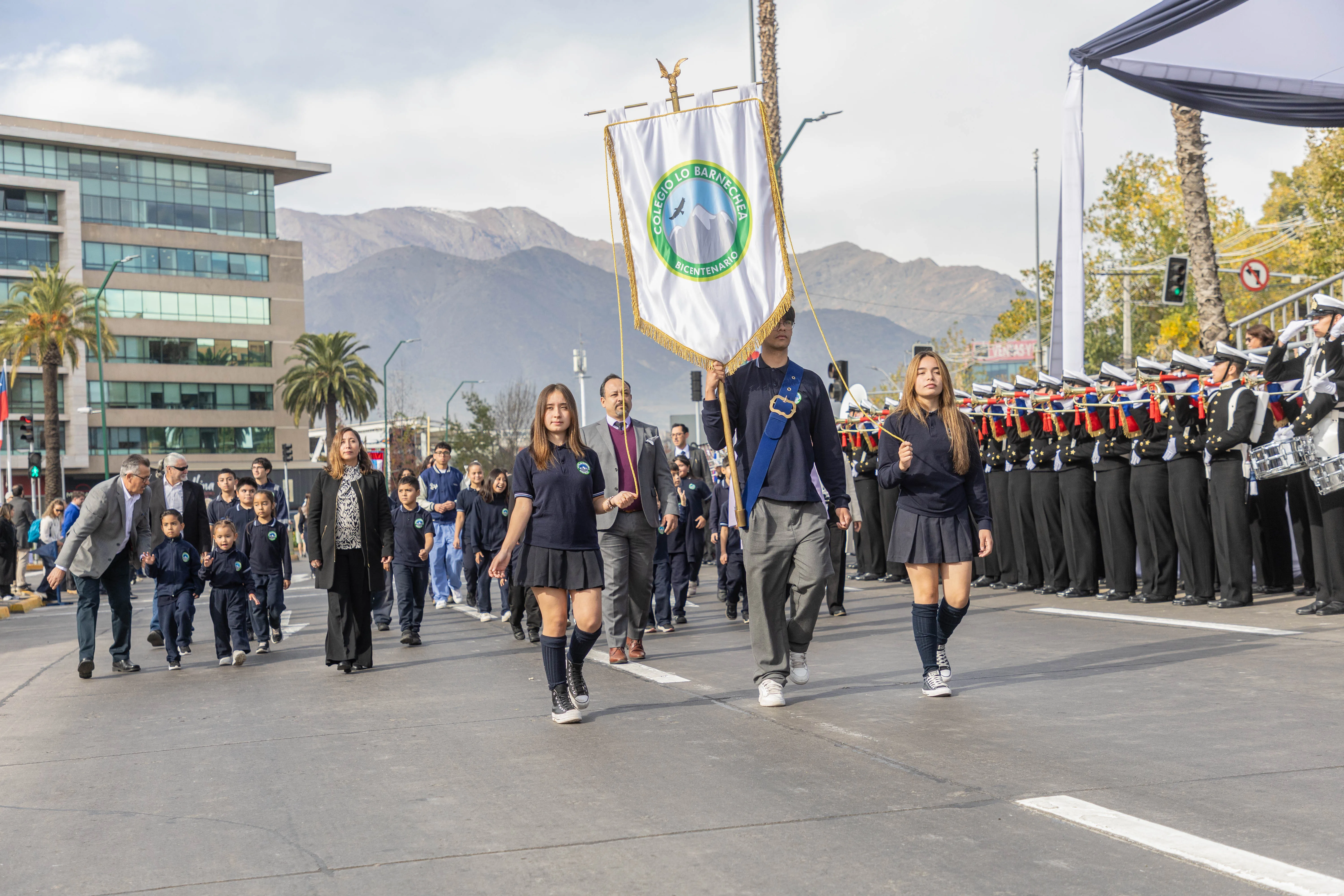 Colegios municipales participaron del desfile de Glorias Navales de Lo Barnechea